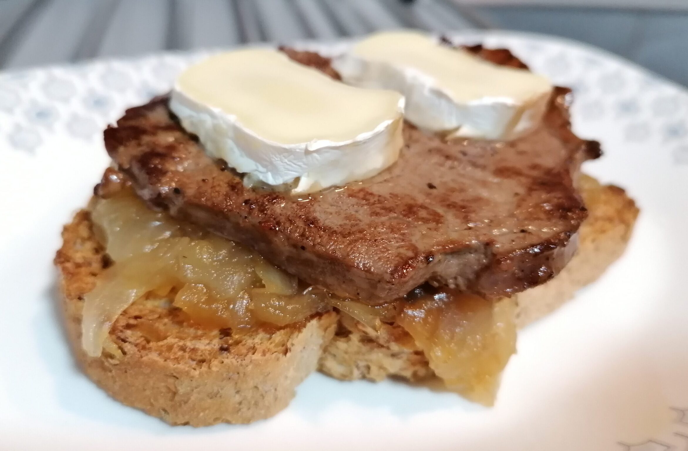 TOSTA DE SOLOMILLO SOBRE CAMA DE CEBOLLA Y MANZANA CARAMELIZADA CON QUESO BRIE