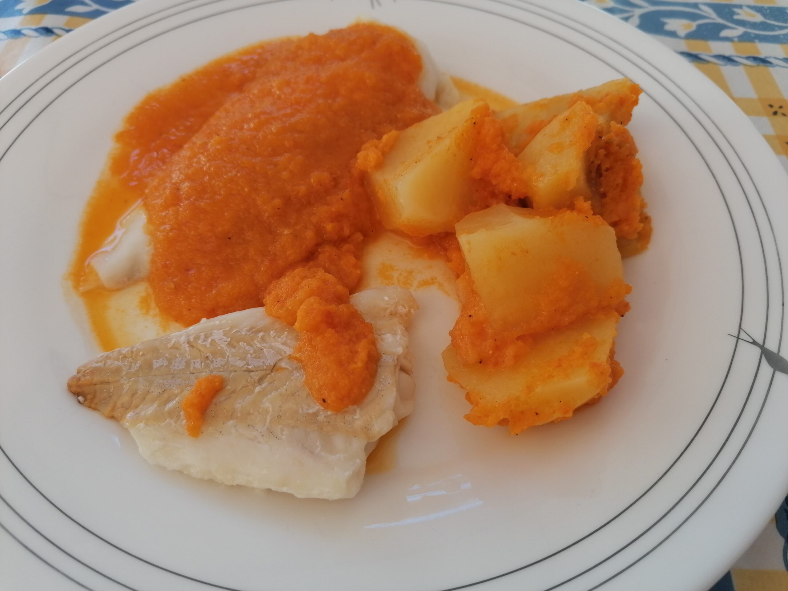 PESCADO CON PATATAS Y SALSA DE TOMATE