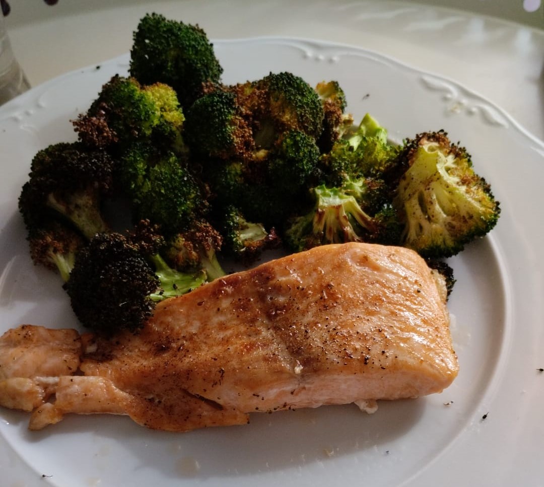 BRÓCOLI CON SALMÓN CON AIRFRYER